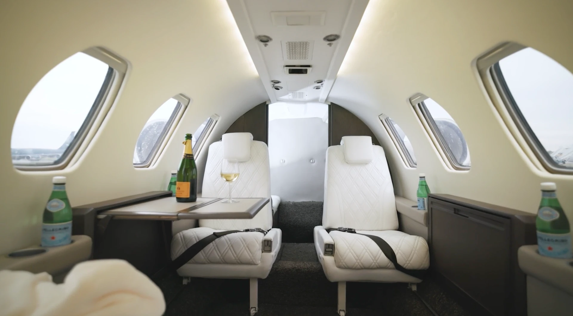 Citation V cabin set with champagne service